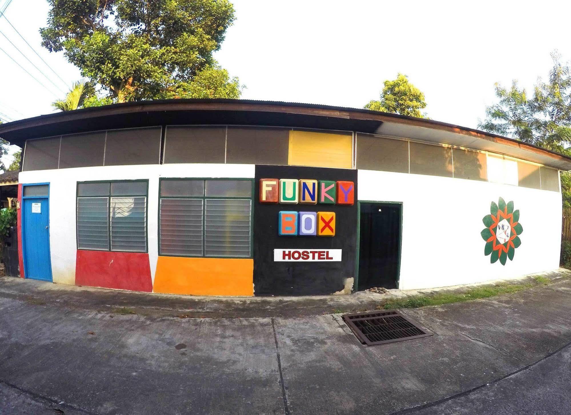 Funky Box Hostel Чианг Конг Екстериор снимка